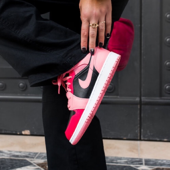 Jordan Shoes - Air Jordan 1 Mid NWT